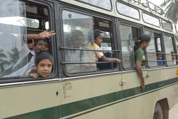 Vizhinjam Indie Lutego 2010 Niezidentyfikowane Indian Dzieci Patrzeć Autobusu Szkolnego — Zdjęcie stockowe