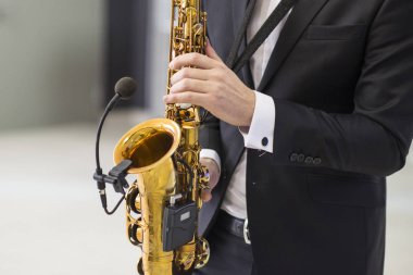 Saksafon müzisyenin elinde.