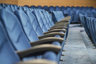 Konferans salonu koltuklarda sıra.