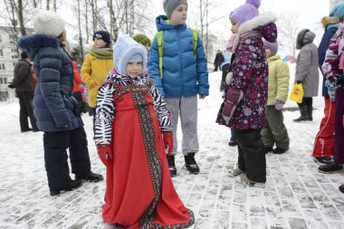 Moskova, Rusya, 17 Şubat 2018: Tanımlanamayan çocuk geleneksel Folklor Festivali, Moskova, Rusya Maslenitsa katılmaktadır. Komik açık hava etkinliği ile çok popüler bir festivaldir.