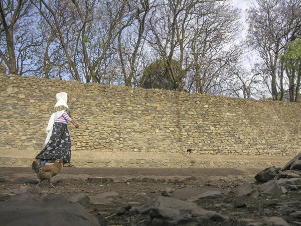 Gondar Ethiopia March 2012 Unidentified Woman Walks Church Ancient Wall — Stock Photo, Image