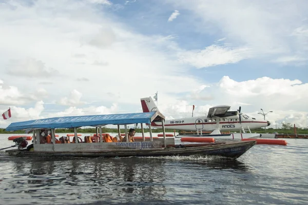 Iquitos Peru April 2010 Unidentified Man Boat Passes Seaplane Amazon — Stock Photo, Image