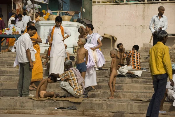 Varanasi India April 2009 Unidentified Indian Boys Cremation Relative Varanasi — Stock Photo, Image