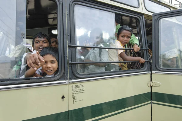 2010年2月17日 印度维日因贾姆 印度喀拉拉邦维日因贾姆上午的教堂礼拜仪式结束后 不明身份的印度孩子从校车往外看 校车服务在印度南部普遍存在 — 图库照片