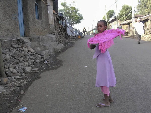 2012年3月25日 埃塞俄比亚贡德 不明身份的小贩女孩在埃塞俄比亚贡德的一条街道上出售零食 埃塞俄比亚儿童往往不得不工作而不是在学校学习 — 图库照片