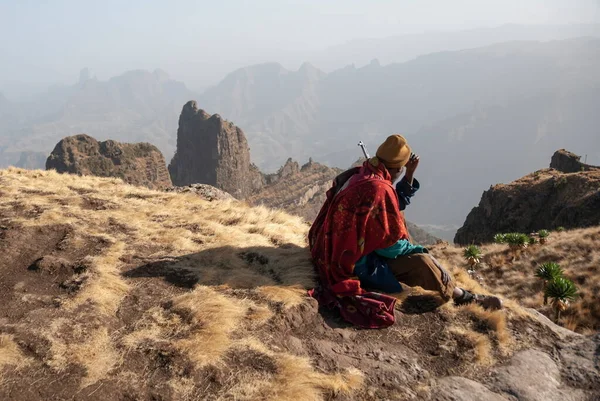 Simien Mountains Ethiopia Μαρτίου 2012 Άγνωστος Ανιχνευτής Πάρκων Κάθεται Ένα — Φωτογραφία Αρχείου