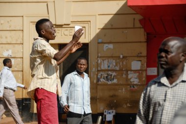 KAMPALA, UGANDA, FEBRUARY 23, 2012: Kampala, Uganda 'da kimliği belirsiz bir adam vaaz veriyor. Uganda 'da farklı Hıristiyan itirafları var..