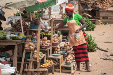 MUBENDE, UGANDA, HAZİRAN 25, 2020: Tanımlanamayan kadın Uganda, Mubende 'de bir yol pazarında patates satıyor. Sokak pazarları yerel çiftçiler için önemli bir rol oynuyor.