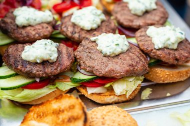 Yemek servisi için hamburger hazırlıyorum..