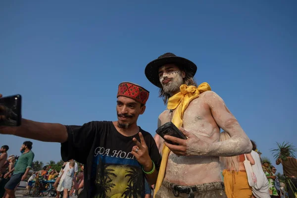Arambol India Febrero 2020 Hombres Identificados Toman Selfie Durante Carnaval —  Fotos de Stock