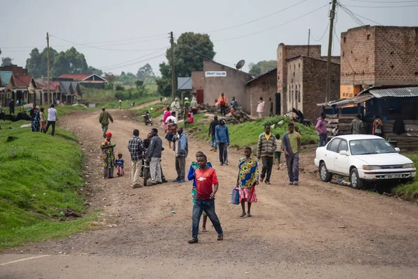 Kisoro Uganda January 2020 Unidentified People Walk Dirt Road Kisoro — Stock Photo, Image