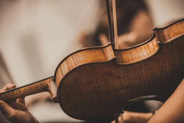 交響楽団のヴァイオリニストの手のための緊密なフレーム — ストック写真