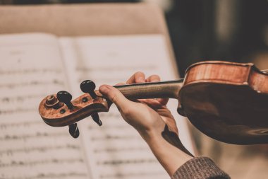 Bir senfoni orkestrasının kemancısı için yakın çerçeve