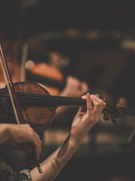 交響楽団のヴァイオリニストの手のための緊密なフレーム — ストック写真