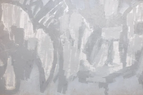 Белый вымытый окрашенный абстрактный фон с мазками кисти серого и черного оттенков. — стоковое фото