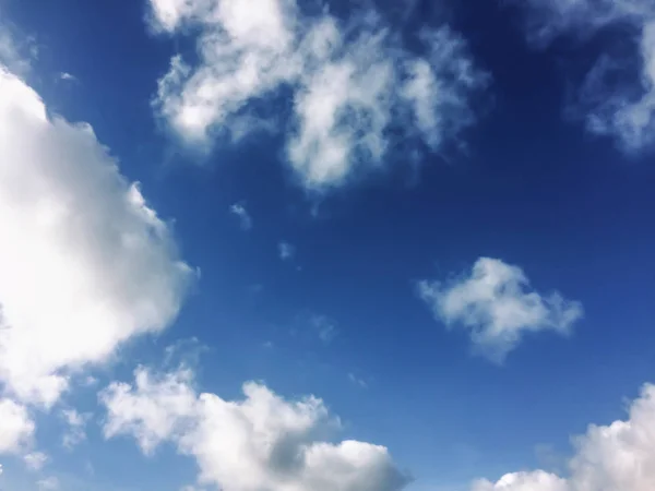 Langit biru latar belakang dengan awan musim panas putih — Stok Foto