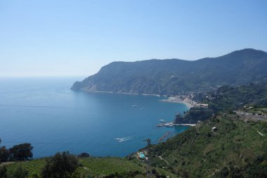 berrak mavi denizi ile dağ manzara