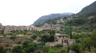 Yaklaşık 700 sakinleri ile Dei, Mayorka 'nın en küçük kasabalarından sadece biri değil, aynı zamanda çok güzel biri. Birçok ünlü sanatçılar, yazarlar ve aktörler ev satın aldı.