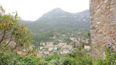 Yaklaşık 700 sakinleri ile Dei, Mayorka 'nın en küçük kasabalarından sadece biri değil, aynı zamanda çok güzel biri. Birçok ünlü sanatçılar, yazarlar ve aktörler ev satın aldı.