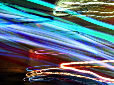 Işık efektleri. Neon parıltısı. Şenlik dekorasyonu. Bulanık arkaplan. Renkli desen.