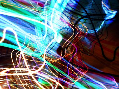 Işık efektleri. Neon parıltısı. Şenlik dekorasyonu. Bulanık arkaplan. Renkli desen.