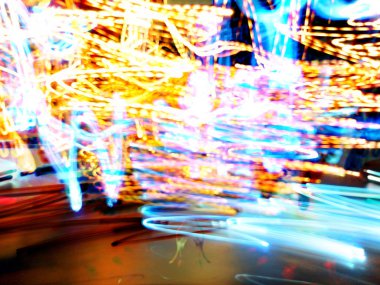 Simetri ve yansıma. Işık efektleri. Neon parıltısı. Soyut bulanık arka plan. Renkli desen.