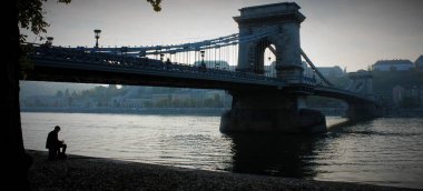 Köprünün yakınında yalnız bir sanatçı