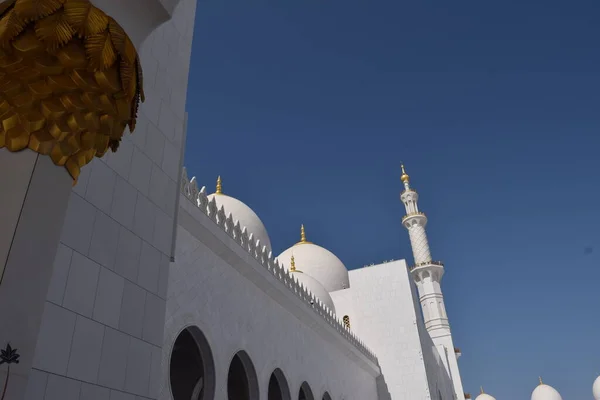 Mavi gökyüzü olan Büyük Cami