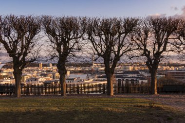 Stockholm, İsveç Gün batımında şehrin üzerinde bir burun görünümü.