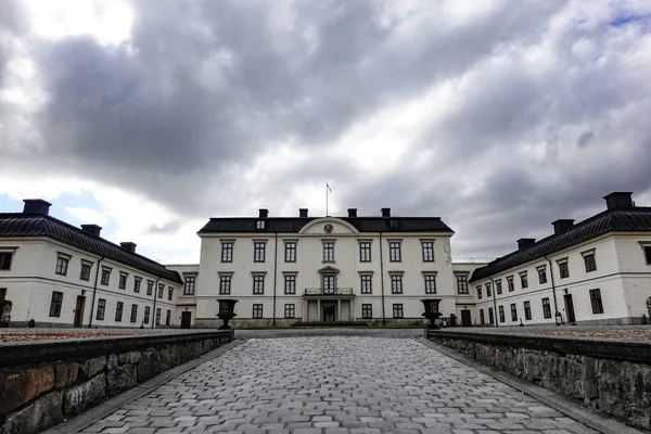 瑞典斯德哥尔摩 罗瑟斯贝格斯城堡或罗瑟斯贝格城堡的花园 1634 年在首都郊外的西格图纳市建立皇家宫殿 — 图库照片