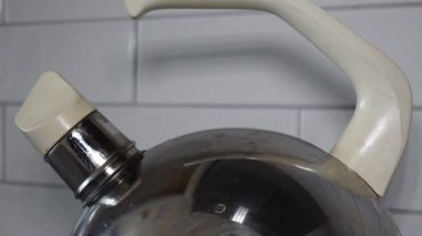 Su ısıtıcısında kaynayan su