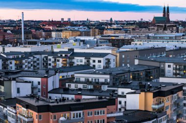 Stockholm, İsveç Liljeholmskajen ve Sodermalm üzerinde kuzey görünümü.