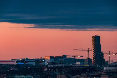 Stockholm, İsveç Şehir gün batımında ufuk çizgisi ve Norra Yırtık Gökdeleni.