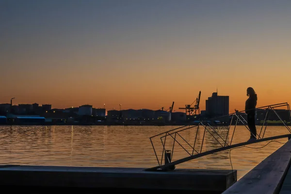 Estocolmo Suécia Uma Mulher Admira Pôr Sol Sobre Porto — Fotografia de Stock