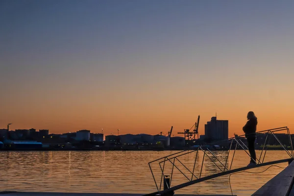 Estocolmo Suécia Uma Mulher Admira Pôr Sol Sobre Porto — Fotografia de Stock