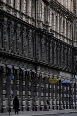 Riga, Letonya Sabahın erken saatlerinde şehir merkezinde yalnız bir yaya.