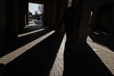 Siauliai, Litvanya Güçlü öğleden sonra gölgeler bir arka sokakta