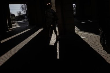 Siauliai, Litvanya Güçlü öğleden sonra gölgeler bir arka sokakta