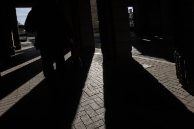 Siauliai, Litvanya Güçlü öğleden sonra gölgeler bir arka sokakta