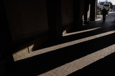 Siauliai, Litvanya Güçlü öğleden sonra gölgeler bir arka sokakta