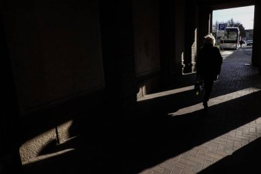 Siauliai, Litvanya Güçlü öğleden sonra gölgeler bir arka sokakta