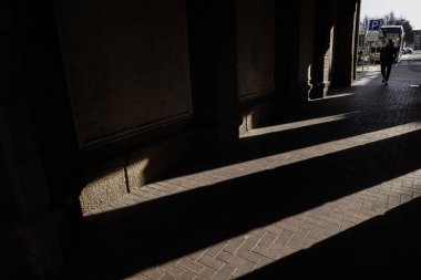 Siauliai, Litvanya Güçlü öğleden sonra gölgeler bir arka sokakta