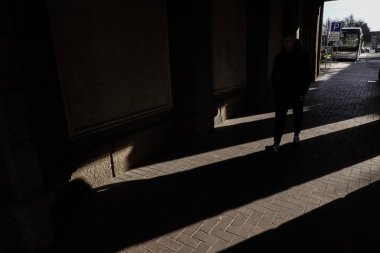 Siauliai, Litvanya Güçlü öğleden sonra gölgeler bir arka sokakta