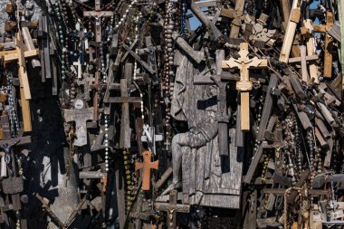 Siauliai, Litvanya Haçlar Tepesi haçlar ve haçlar, Katolikler için bir hac sitesi ve 100.000 haçlar bir koleksiyon.