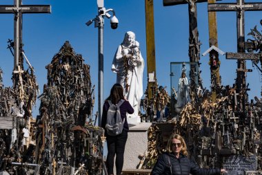 Siauliai, Litvanya Haçlar Tepesi haçlar ve haçlar, Katolikler için bir hac sitesi ve 100.000 haçlar bir koleksiyon.