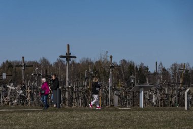 Siauliai, Litvanya Haçlar Tepesi haçlar ve haçlar, Katolikler için bir hac sitesi ve 100.000 haçlar bir koleksiyon.