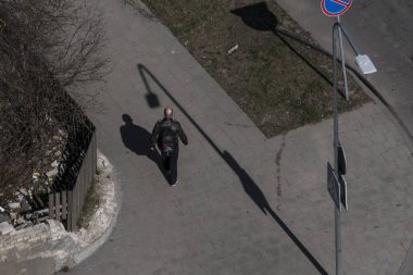 Siauliai, Litvanya Bir lamba direğinin altında bir yaya.