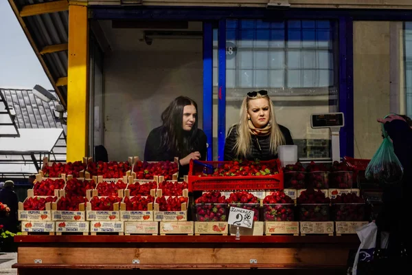 拉脱维亚 两个年轻女子从市场摊位卖浆果 — 图库照片