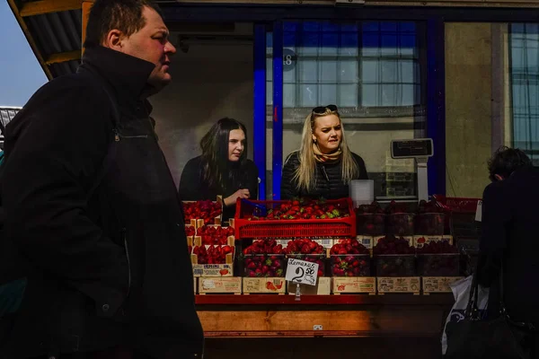 Riga Latvia Two Young Women Selling Berries Market Stall — Stock Photo, Image