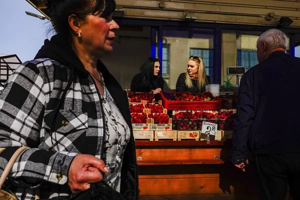 ラトビア 市場の屋台からベリーを販売する2人の若い女性 — ストック写真
